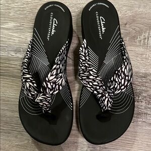 NWT Clarks Cloudsteppers Arla Glison Black Abstract Sandals Women’s Size 9